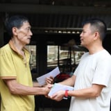 Trao tận tay những phần quà ý nghĩa đến người dân vùng tâm lũ ở Nghệ An