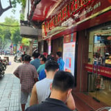 Giá vàng hôm nay mới nhất (4/6) giảm liên tục: Người mua xếp hàng dài, cửa hàng vẫn bán không giới hạn