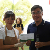 'Cô gái thép' điền kinh Nguyễn Thị Oanh tặng Bữa Cơm Yêu Thương 100 suất ăn