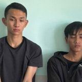 Công an “bắt nóng” 2 đối tượng đi xe máy dùng mã tấu đe dọa, cướp tài sản của người dân trên Quốc lộ 1
