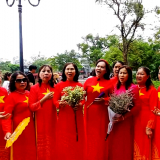 Người Hà Nội hào hứng chào mừng 50 năm Ngày Giải phóng miền Nam