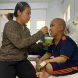 Con bị U nguyên bào thần kinh, người mẹ nghèo cầu cứu