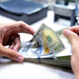Giá USD hôm nay 3/5: Tỷ giá 'chợ đen' giảm nhưng vẫn trên mức kỷ lục 26.500 đồng