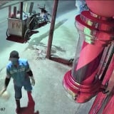 Camera ghi lại hình ảnh nhân viên dọn vệ sinh vứt lại túi rác trước cửa nhà dân ở Nam Từ Liêm (Hà Nội)