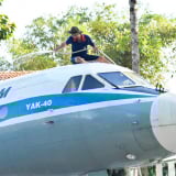 Một máy bay số hiệu VN.A452, Hàng không Việt Nam từng khai thác, vẫn đang đậu ở cù lao Ông Hổ ở tỉnh An Giang