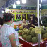 Giữa lòng Hà Nội có hội chợ la liệt đặc sản từ Nam vào Bắc, nhiều người kéo nhau đến mua, sầu riêng đắt hàng nhất
