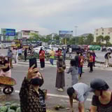 Xe chở dưa hấu bị lật đổ ra đường, hành động người dân Nghệ An được khen ngợi