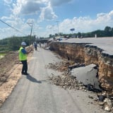 Cận cảnh đoạn đường dẫn lên cầu Hòa Bình ở Tây Ninh bị sụt lún sâu chừng 3 mét, tạo thành “hàm ếch” lớn 