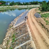 Thi công ì ạch tại kè trăm tỷ ở Đà Nẵng, người dân nơm nớp lo