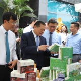 Các vị lãnh đạo Trung ương thăm gian hàng 'Phiên chợ gây quỹ từ thiện' nhân kỷ niệm 15 năm thành lập Báo Dân Việt
