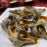 Ốc đặc sản Nha Trang là một loài hải sản lạ chỉ bò trên ghềnh đá sóng vỗ ì ầm