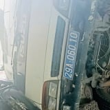 Xe tải biển xanh đi vào đường cấm, lật nhào đè 2 xe máy ở TP.Thủ Đức, 2 người đi cấp cứu