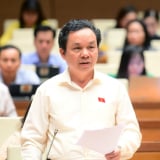 Đại biểu Hoàng Văn Cường cảnh báo một chính sách có thể bị nhà đầu tư đường sắt lợi dụng “xí đất” làm đô thị, dự án bất động sản