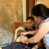 Căn nhà không còn gì để bán, người vợ ôm chồng bệnh và 4 đứa trẻ chờ phép màu


