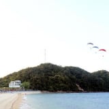 Một nơi ở Quảng Ninh gọi là đảo Đá Dựng, cách bờ biển 12km, người ta đang ra xem