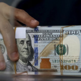 Giá USD hôm nay 5/8: Tỷ giá trung tâm 'hạ nhiệt', thị trường tự do bật tăng