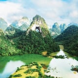 Một ngọn núi đá vôi cao chỉ 100m so với mực nước biển ở Cao Bằng, sao khiến người ta tò mò lên xem?