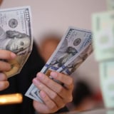 Giá USD hôm nay 27/7: Tỷ giá trung tâm lao dốc, giá 'chợ đen' bán ra 26.440 đồng/USD