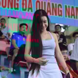 Đặng Văn Lâm và vợ con bị fan “vây' khi đi ăn ở Quảng Nam