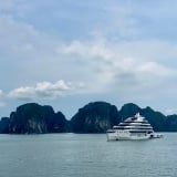 Quảng Ninh cần làm gì để lấy lại niềm tin của du khách sau vụ lật tàu trên vịnh Hạ Long?