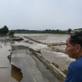 Mưa lớn nhấn chìm Bắc Kinh trong lũ dữ, cuốn trôi nhiều ô tô, khiến 30 người chết, Chủ tịch Tập Cận Bình chỉ thị khẩn