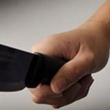 Ghen tuông vì bạn gái được đưa về muộn sau buổi họp lớp cấp 3, người đàn ông rút dao gây án