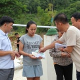 Hình ảnh xúc động tại chương trình tiếp sức người dân vùng lũ Nghệ An