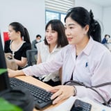 Hà Nội: Đi làm thủ tục hành chính, người dân bất ngờ được mời nước, ăn bánh
