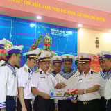Xúc động hàng trăm lá thư học sinh viết gửi tới cán bộ, chiến sĩ và nhân dân Đặc khu Trường Sa