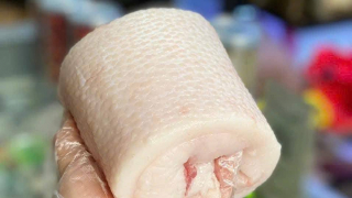 Mỡ lợn đen đắt ngang thịt lợn thượng hạng, dân đua nhau mua