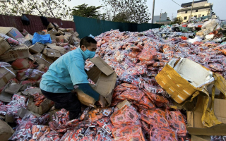 'Núi” bánh kẹo chất đống phế thải khổng lồ dịp Tết Nguyên đán ở Hà Nội