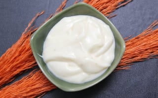 Cách chăm sóc tóc bằng sốt mayonnaise - một loại sốt rất thơm ngon trên kệ gia vị bếp