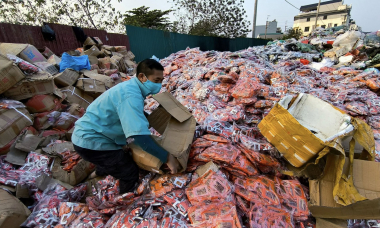 'Núi” bánh kẹo chất đống phế thải khổng lồ dịp Tết Nguyên đán ở Hà Nội