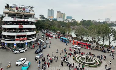 Tòa nhà Hàm cá mập quá tải lượng người đến 'check-in'