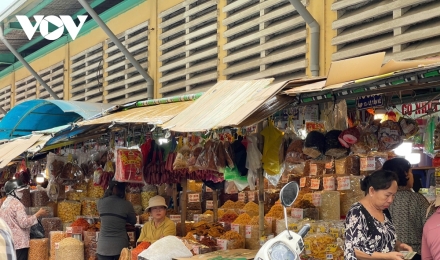 Cận Tết, chợ truyền thống ở TP.HCM chật vật vì vắng người mua