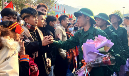 Thanh niên Lai Châu hăng hái lên đường nhập ngũ