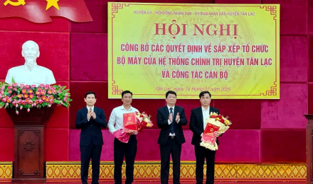 Hòa Bình: Tân Lạc công bố quyết định nghỉ công tác và nghỉ hưu đối với 5 cán bộ thuộc diện Ban Thường vụ Huyện ủy quản lý