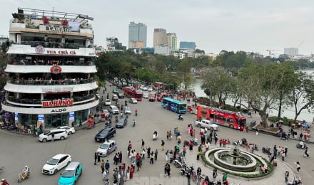 Tòa nhà Hàm cá mập quá tải lượng người đến 'check-in'