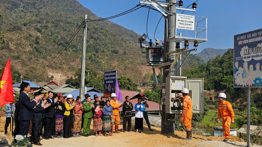 Người dân Khơ Mú ở biên giới Việt - Lào được sử dụng điện lưới quốc gia sau gần 50 năm thành lập bản