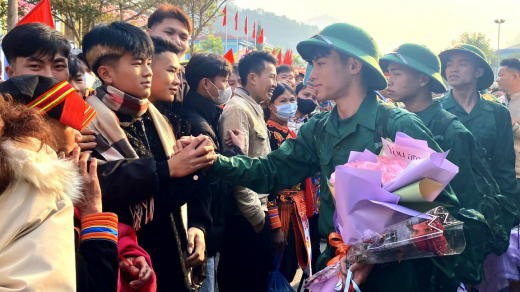 Thanh niên Lai Châu hăng hái lên đường nhập ngũ