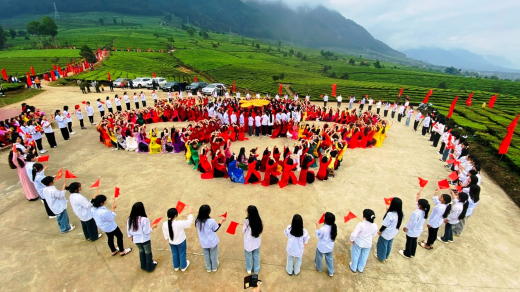 Sôi nổi Ngày hội áo dài vùng chè Tân Uyên lần thứ nhất