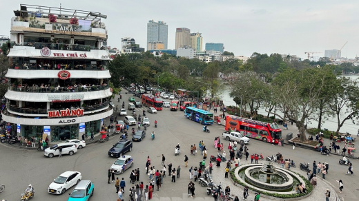 Tòa nhà Hàm cá mập quá tải lượng người đến 'check-in'