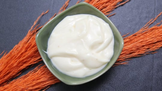 Cách chăm sóc tóc bằng sốt mayonnaise - một loại sốt rất thơm ngon trên kệ gia vị bếp