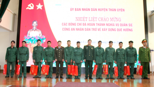 Than Uyên gặp mặt quân nhân hoàn thành nghĩa vụ quân sự