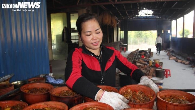 Cá kho làng Vũ Đại giá hàng triệu đồng một niêu vẫn chốt nghìn đơn/ngày