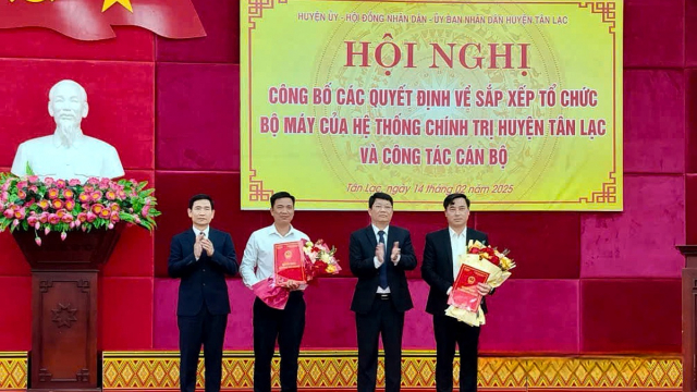 Hòa Bình: Tân Lạc công bố quyết định nghỉ công tác và nghỉ hưu đối với 5 cán bộ thuộc diện Ban Thường vụ Huyện ủy quản lý