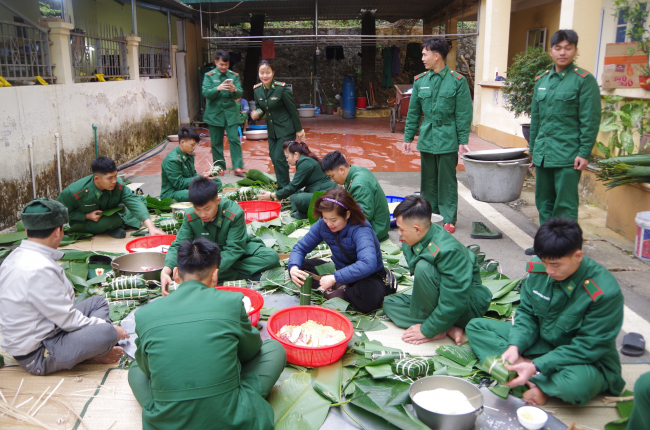 Ấm áp cùng Bộ đội Biên phòng gói bánh chưng đón Tết