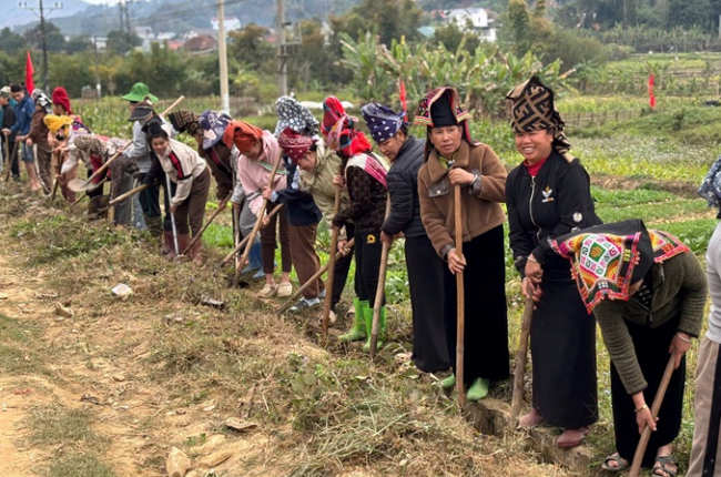 Nông dân Thuận Châu nạo vét kênh mương phục vụ sản xuất vụ Xuân 2025