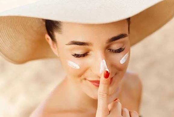 Tại sao phải dùng kem chống nắng dù không đi ra ngoài trời?