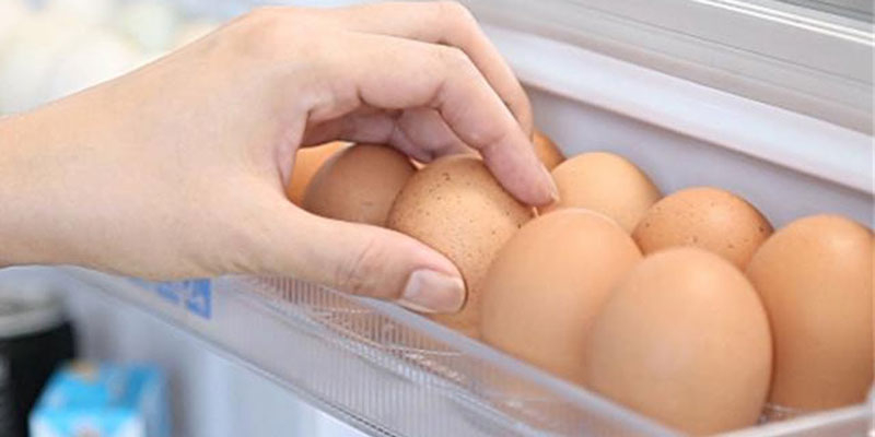 Có nên rửa trứng trước khi bỏ vào tủ lạnh, rửa thế nào để bảo quản được lâu?